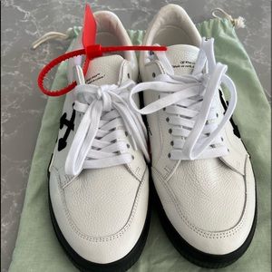 Off-white low vulcanized running shoe with box and dust bag.  Authentic 100%